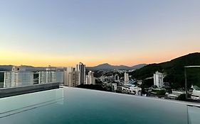 LOFT UP 1309 | Mobiliado | WIFI | Piscina |